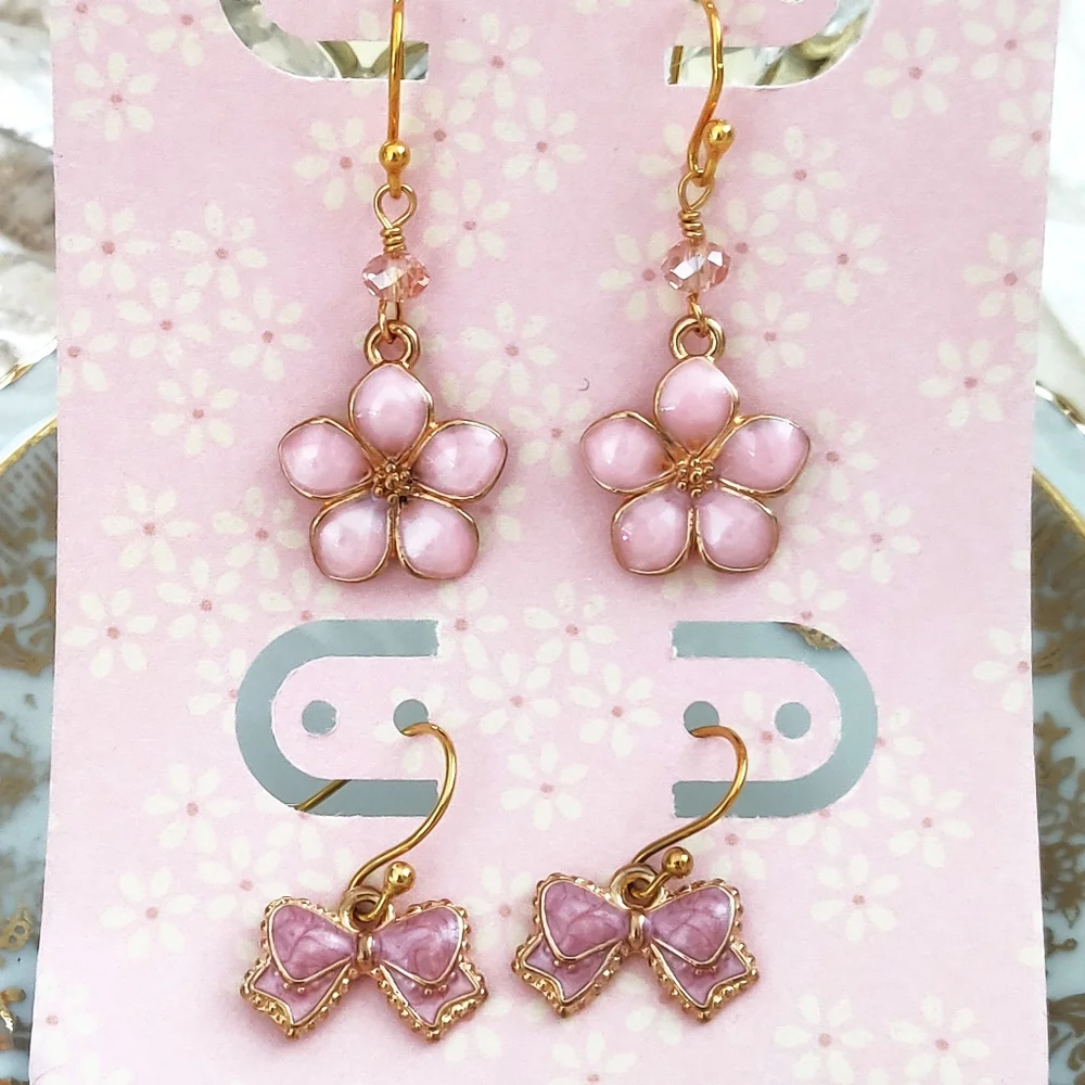 New 2 pairs of pink earrings.